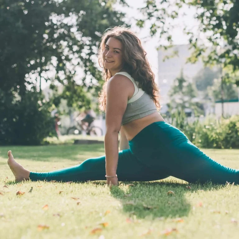 Yoga zum Abnehmen – Eine ältere Frau macht Yoga für Übergewichtige zur Unterstützung beim Abnehmen und für mehr Beweglichkeit