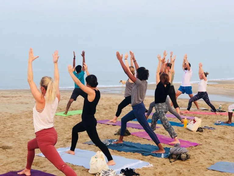 yogaretreat– Eine Frau entspannt sich nach einer Yoga-Session in einem luxuriösen Wellnesshotel